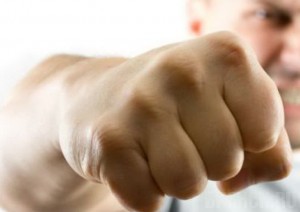 Двое грабителей избили жителя Бежицы в его доме