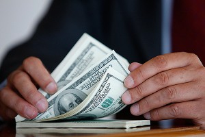 Каждый украинец должен по тысяче долларов Каждый украинец должен по тысяче долларов