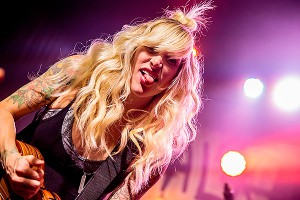 Певицу сняли с рейса из-за плача ее ребенка Певицу сняли с рейса из-за плача ее ребенка