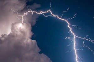 В Самарской области молния убила ребенка В Самарской области молния убила ребенка