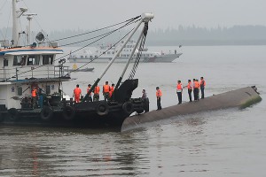 Теплоход с сотнями туристов затонул в Китае Теплоход с сотнями туристов затонул в Китае