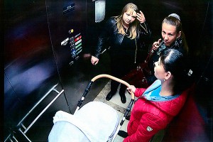 Воровки прятали шубы в детской коляске Воровки прятали шубы в детской коляске