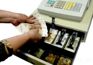 Продавец сельского магазина стащила из кассы 260 тысяч рублей