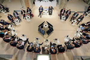 Солдат США прячут от буйных антиглобалистов Солдат США прячут от буйных антиглобалистов