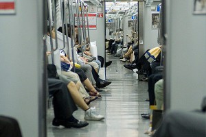 Широко расставленные ноги до тюрьмы доведут Широко расставленные ноги до тюрьмы доведут