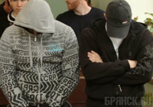 Два молодых человека избили 82-летнюю женщину в ее же доме