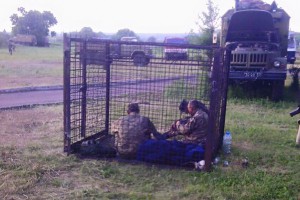 Украинский командир посадил солдат в клетку Украинский командир посадил солдат в клетку
