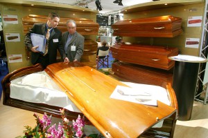 Гробовщика убили за просьбу примерить гроб Гробовщика убили за просьбу примерить гроб