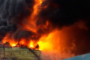 Нефтебазу на Украине могли поджечь Нефтебазу на Украине могли поджечь