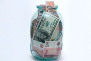 Россияне откладывают деньги в рублях Россияне откладывают деньги в рублях