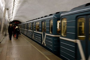 Протащивший мужчину поезд был сломан Протащивший мужчину поезд был сломан