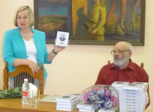 Владимир Деханов презентовал «Венок Тютчеву» Владимир Деханов (на фото справа)