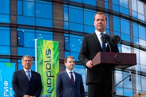 Дети показали Медведеву своих роботов Дети показали Медведеву своих роботов