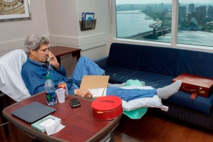 Керри показал сломанную ногу Керри показал сломанную ногу