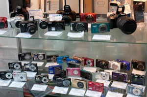 Уголовник незаметно вынес из магазина фотоаппарат