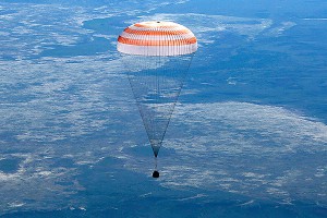 Экипаж "Союза" приземлился в степи Экипаж "Союза" приземлился в степи