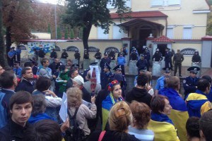 Радикалы заблокировали консульство России Радикалы заблокировали консульство России