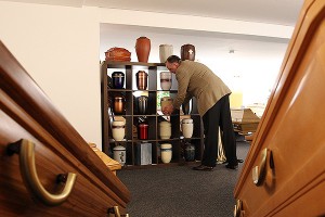 Коммунисты попросили поощрять кремацию Коммунисты попросили поощрять кремацию