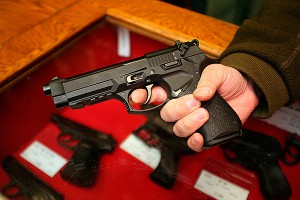 Полицейский убил стрелявшего по прохожим Полицейский убил стрелявшего по прохожим