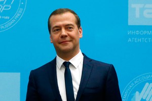 Медведев в Крыму вкусил варенье из роз Медведев в Крыму вкусил варенье из роз