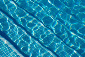 Дети упали с дерева и утонули в бассейне Дети упали с дерева и утонули в бассейне