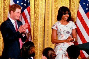 Принц Гарри напоил чаем женщин Обамы Принц Гарри напоил чаем женщин Обамы