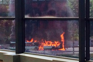 В Шереметьево загорелся автобус (видео) В Шереметьево загорелся автобус (видео)