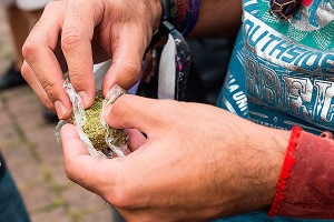 Мужчина прятал марихуану в стельках Мужчина прятал марихуану в стельках