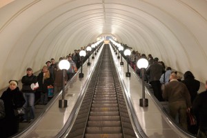 В московском метро пассажирка родила дочь В московском метро пассажирка родила дочь