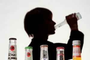 Школьник выпил все запасы алкомаркета Школьник выпил все запасы алкомаркета