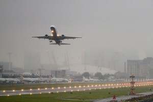 Над Лондоном мужчина выпал из самолета Над Лондоном мужчина выпал из самолета