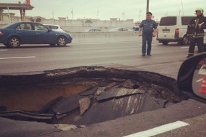 В Москве на МКАДе провалился асфальт В Москве на МКАДе провалился асфальт