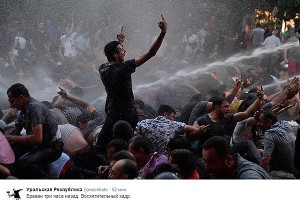 Митингующих в Ереване разогнали водометами Митингующих в Ереване разогнали водометами