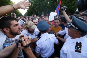 Депутаты грудью отгородили митинг от полиции Депутаты грудью отгородили митинг от полиции