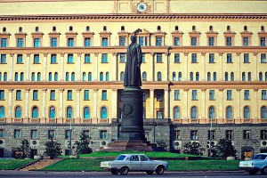 Референдум решит судьбу памятника Дзержинскому Референдум решит судьбу памятника Дзержинскому