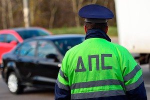 Наркоман прокатил полицейского на капоте Наркоман прокатил полицейского на капоте