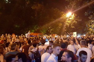 Протесты в Ереване возглавил попрошайка Протесты в Ереване возглавил попрошайка