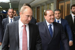 Путин показал Берлускони народные танцы Путин показал Берлускони народные танцы