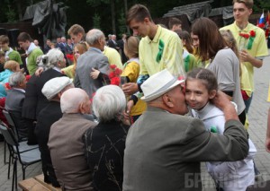 Школьники и ветераны собрались на Партизанской поляне