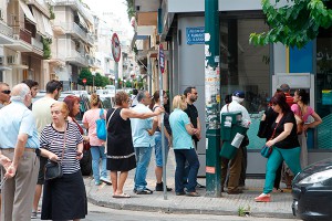 В Греции пенсионеры штурмуют банки В Греции пенсионеры штурмуют банки