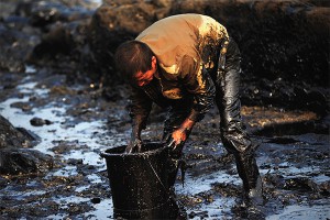 Нефтеюганск заливает нефтью Нефтеюганск заливает нефтью