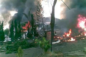 Военный самолет рухнул на отель Военный самолет рухнул на отель