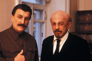 В центре Москвы Сталин избил Ленина зонтом В центре Москвы Сталин избил Ленина зонтом