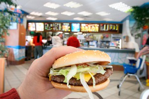 В России хотят запретить рекламу фастфуда В России хотят запретить рекламу фастфуда