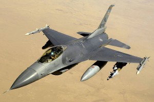 В США пилот F16 выжил после тарана в небе В США пилот F16 выжил после тарана в небе