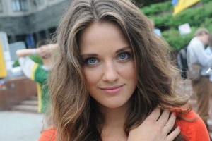 Саакашвили взял молоденькую помощницу Саакашвили взял молоденькую помощницу