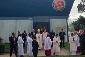 Папа Римский переоделся в Burger King Папа Римский переоделся в Burger King