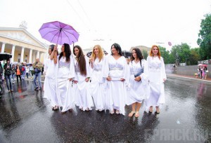 Около 100 брянских невест не испугались дождя Фото: vk.com