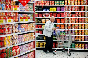 Россияне отказываются от крупных покупок Россияне отказываются от крупных покупок