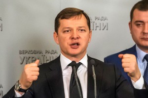 Ляшко напал на Порошенко с гимном Украины Ляшко напал на Порошенко с гимном Украины